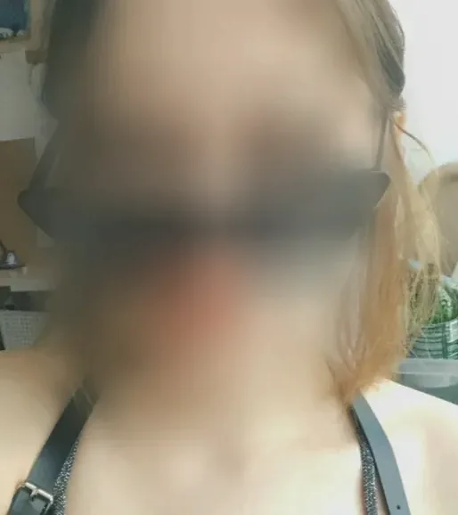 Elif, 19